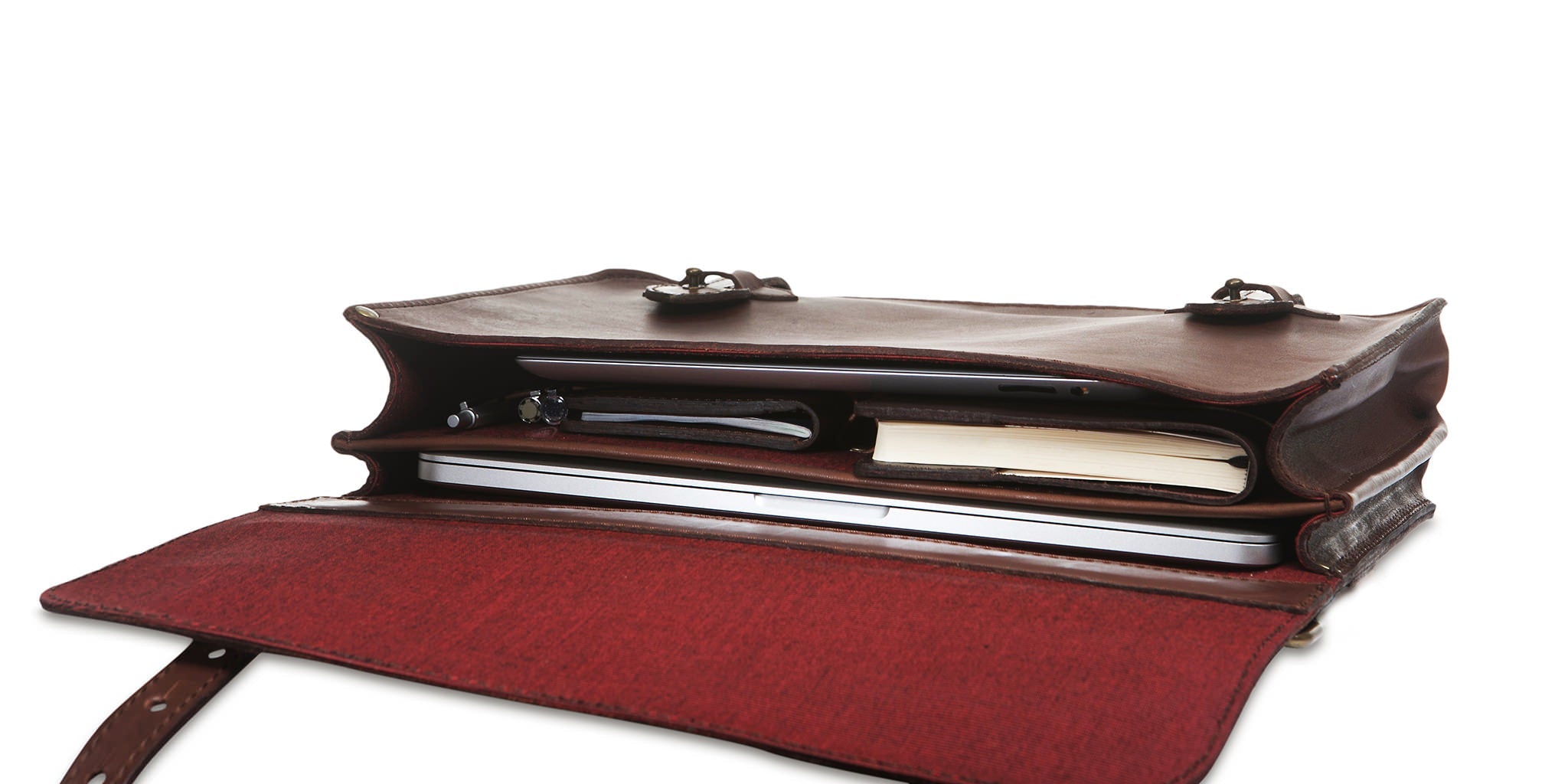 The rear compartment is narrower to efficiently hold your laptop and leave more space for everything else.