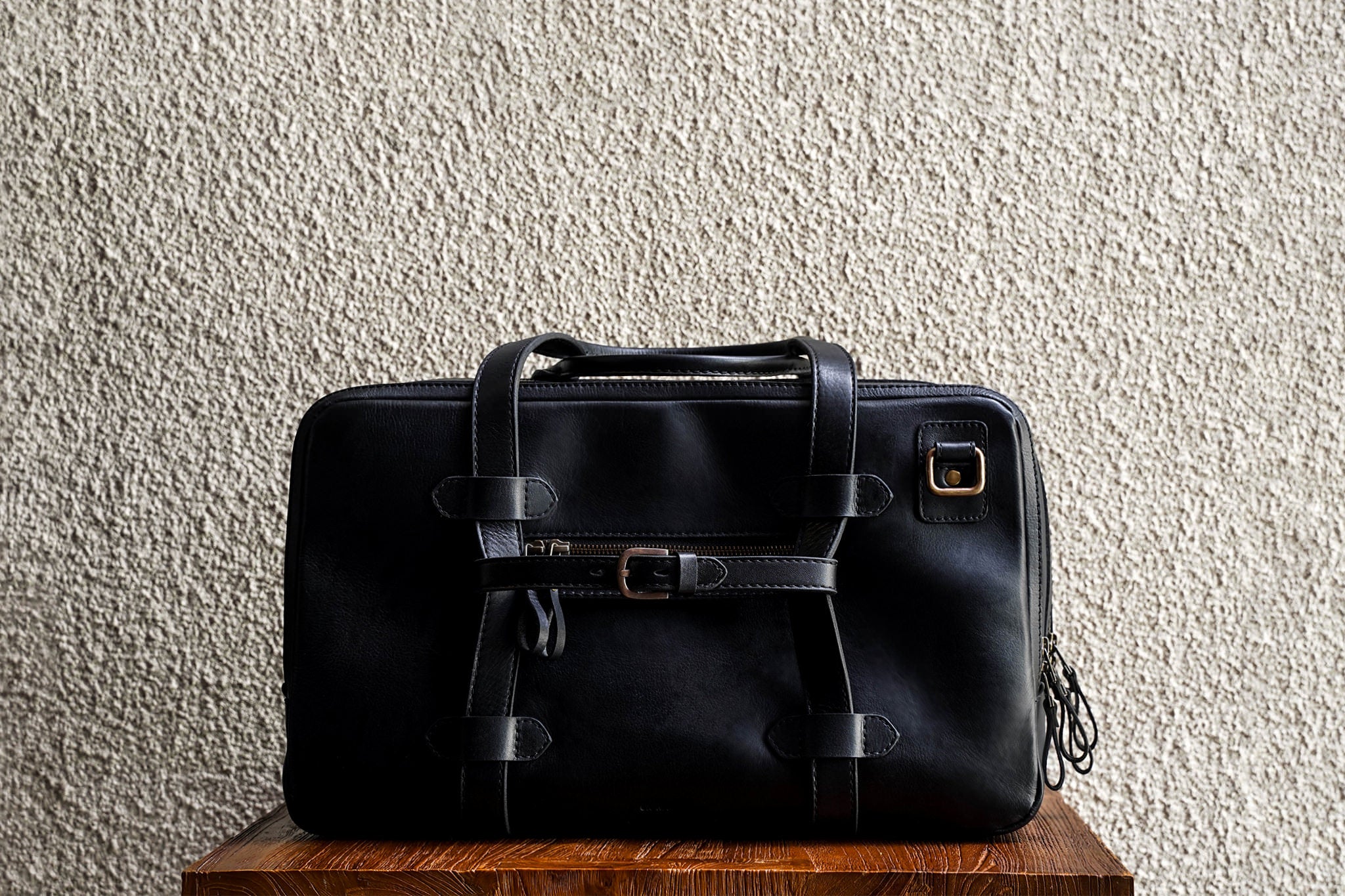 Comes with a small leather strap, to help mount on suitcase.