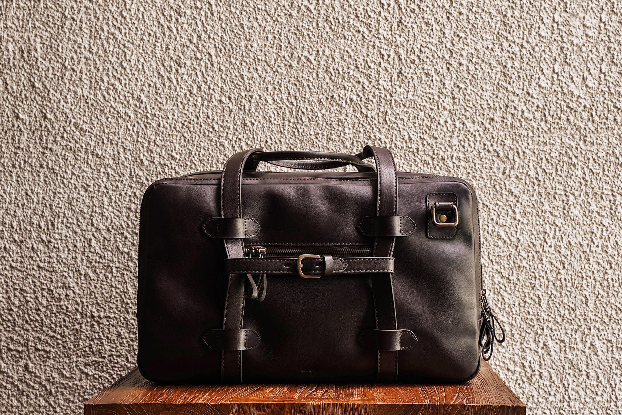Comes with a small leather strap, to help mount on suitcase.
