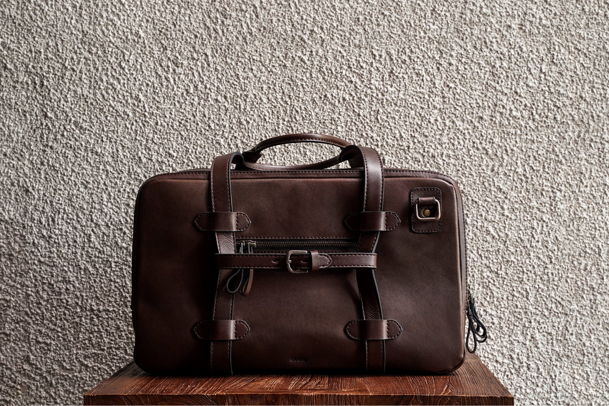 Comes with a small leather strap, to help mount on suitcase.