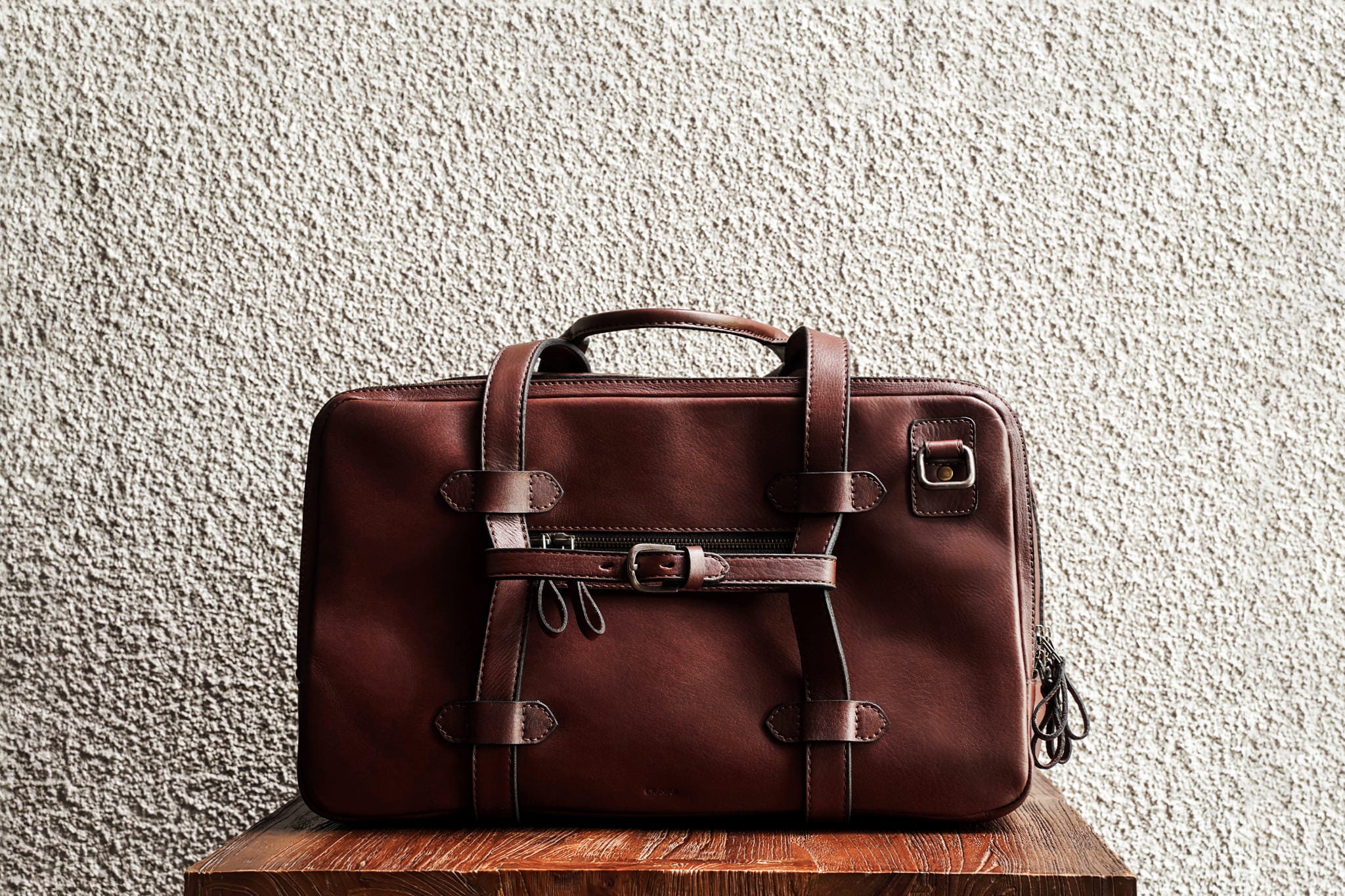 Comes with a small leather strap, to help mount on suitcase.