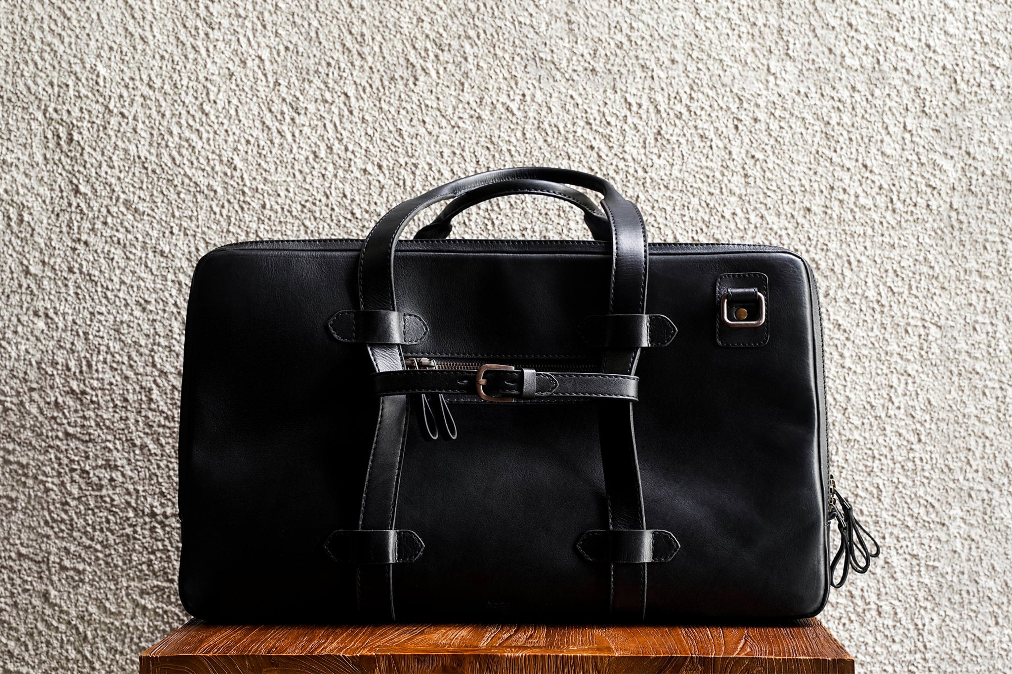 Comes with a small leather strap, to help mount on suitcase.