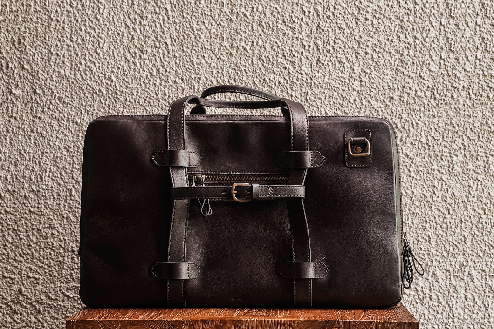 Comes with a small leather strap, to help mount on suitcase.