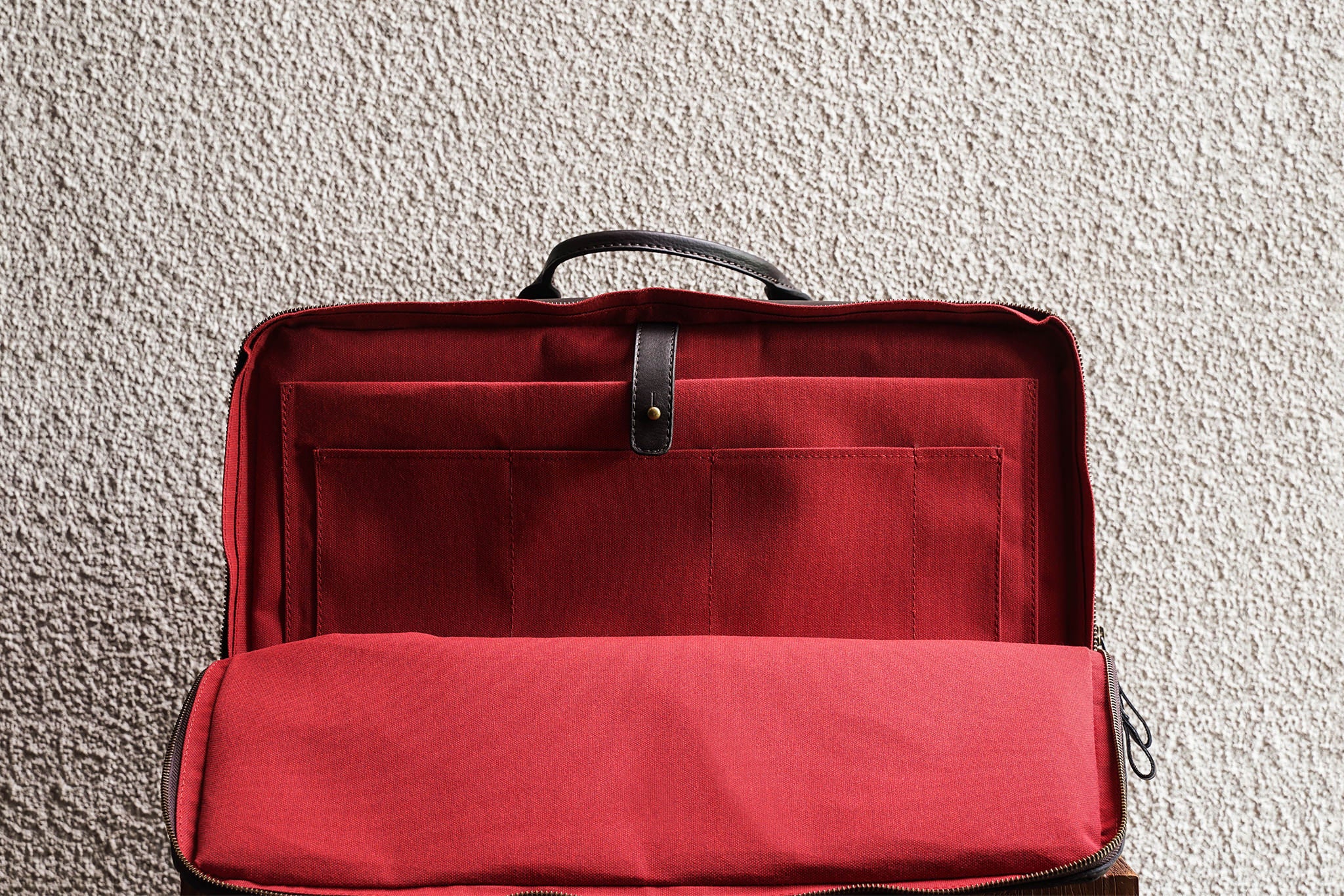 Laptop slot, 3 open pockets, and 1 pen slot in the back compartment.