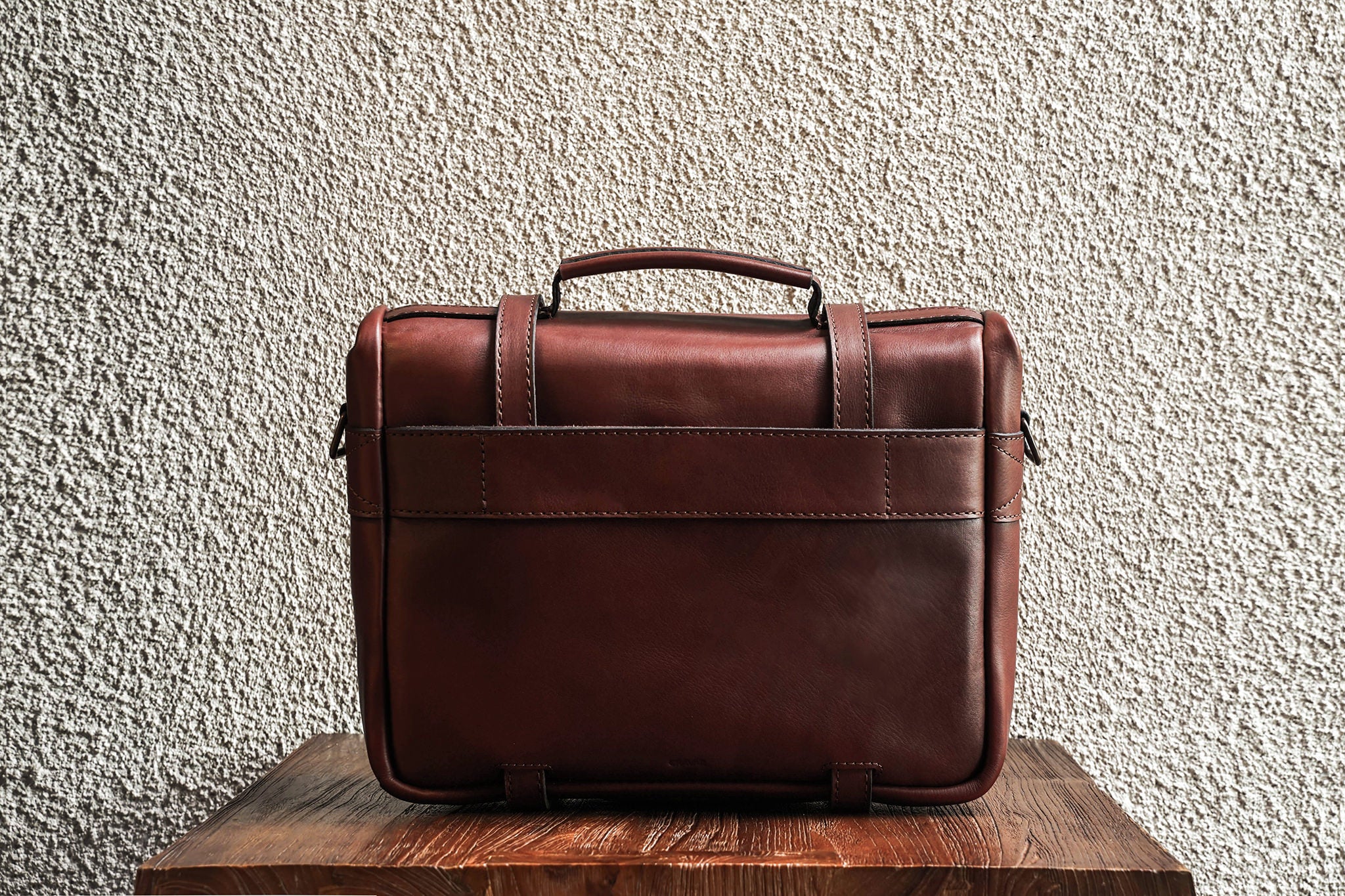 Traveling made easy with the addition of a luggage handle slot at the back.