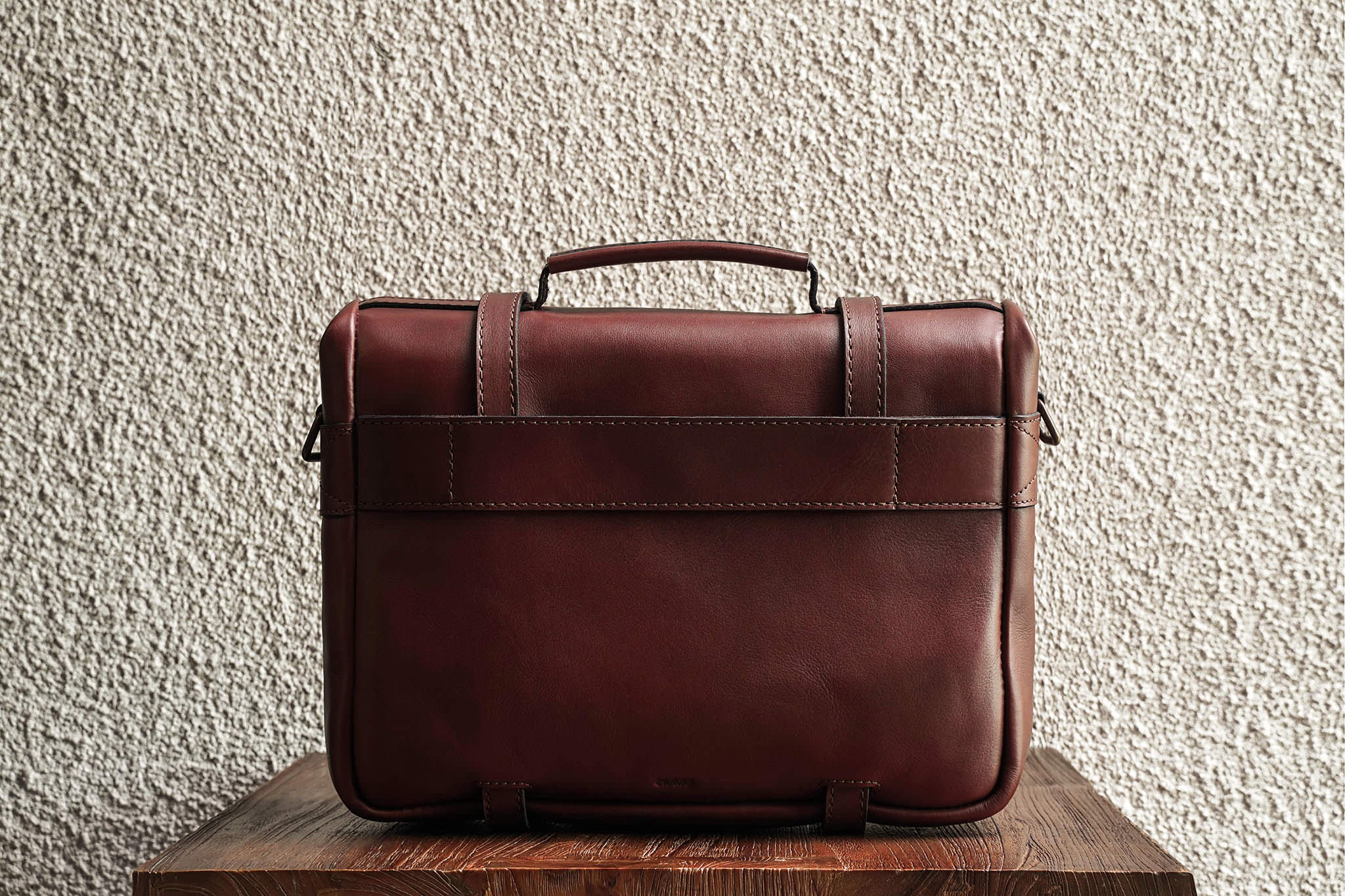 Traveling made easy with the addition of a luggage handle slot at the back.