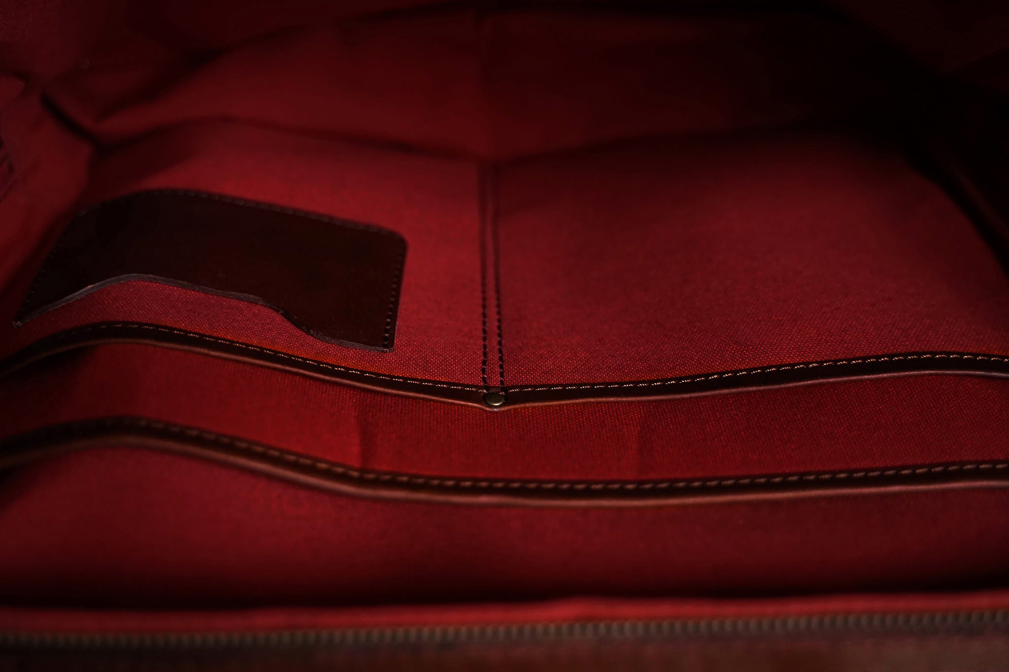 A laptop slot and 2 inside pockets. There's a line of fabric underneath the zip teeth, so there's no risk of scratching your laptop.