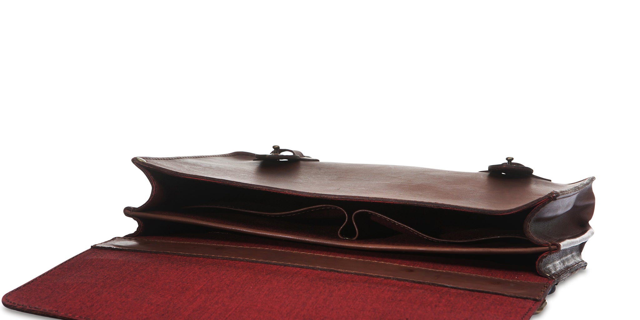 A view of the inside of the Alpha while empty. Note that all inside facing accessories such as rivets are covered, to avoid scratching the bag's contents. 