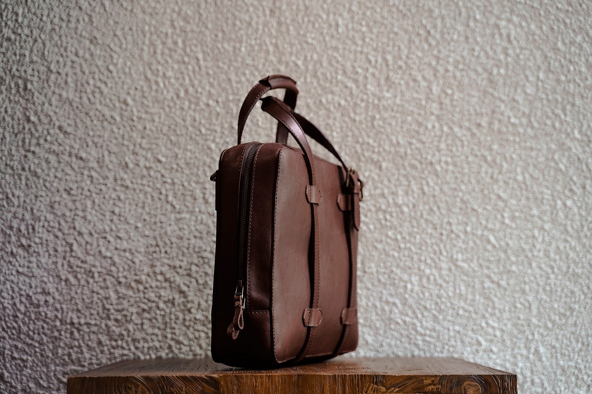 Zipper ends on a low position to make it easier for you to put in and take out your belongings.