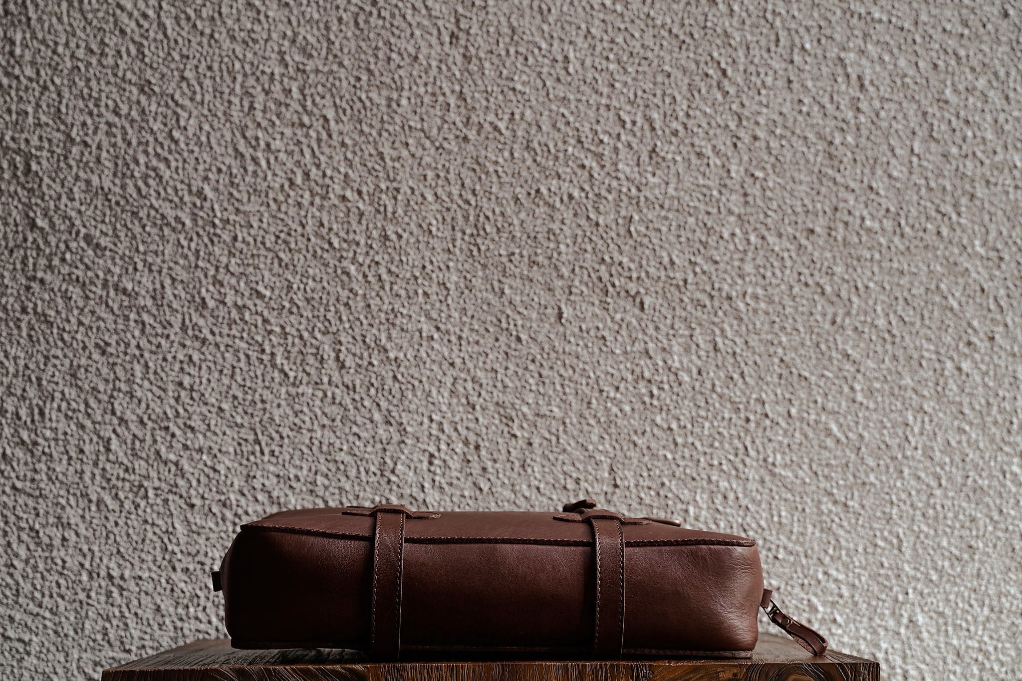 One of our signature design cues, the body straps go all around the bag, providing a load bearing structure for the bag.