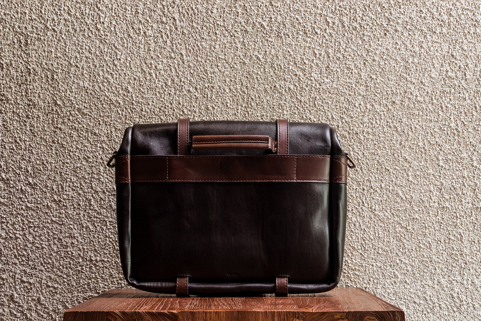 Traveling made easy with the luggage handle slot at the back.