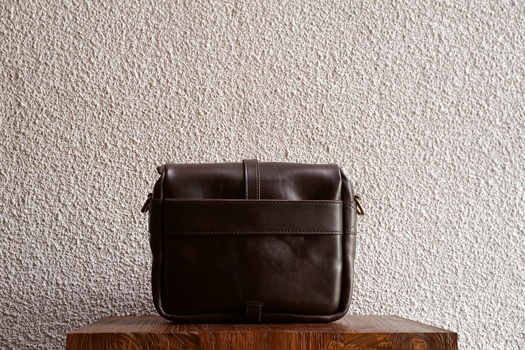 Traveling made easy with the addition of a luggage handle slot at the back.