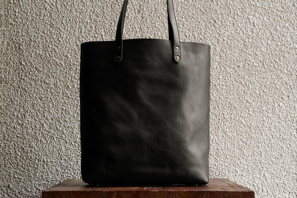 Slim Tote/Black - 2 Weeks Preorder