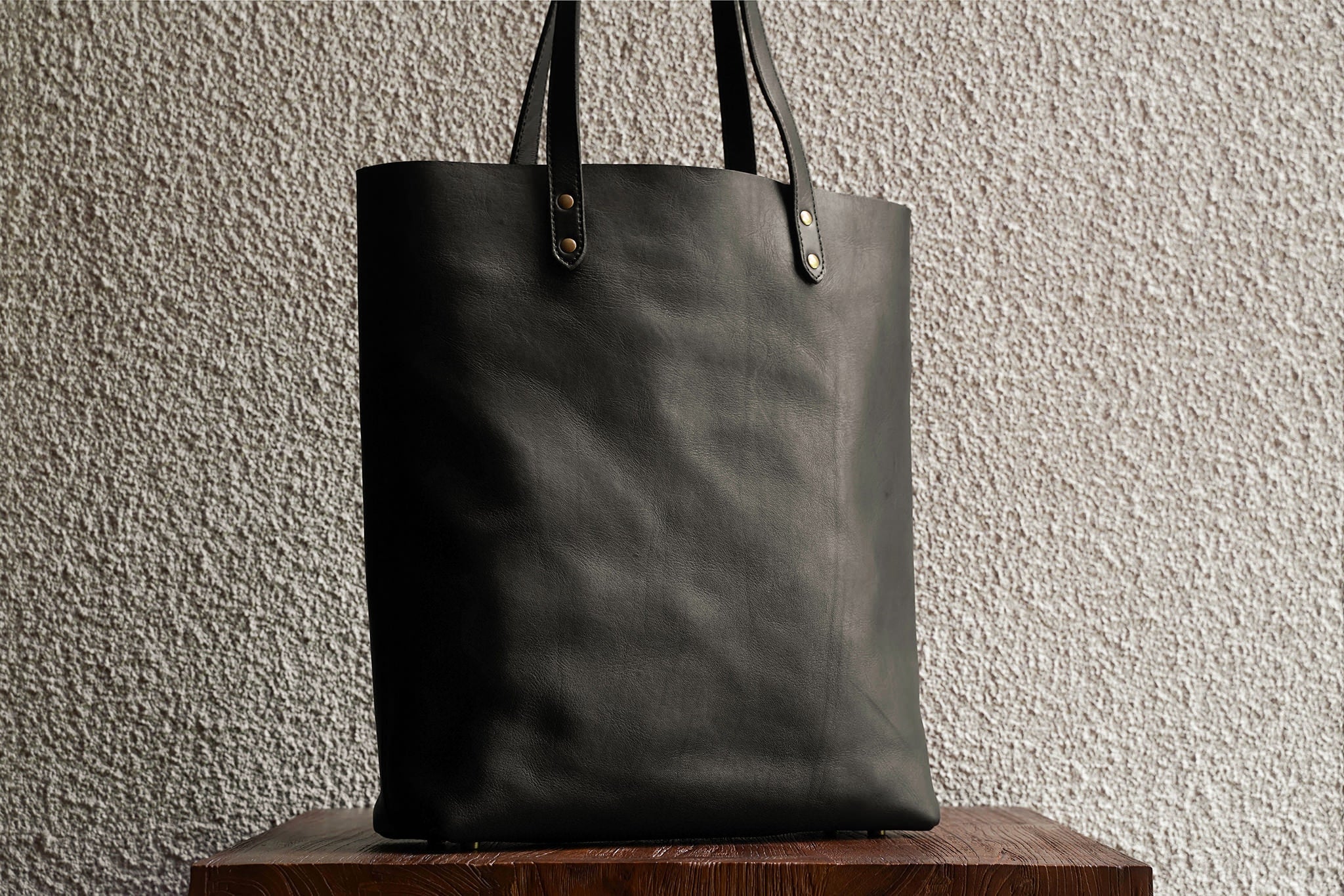 Our bags are made from as few leather pieces as possible. Fewer seams makes for a stronger bag.