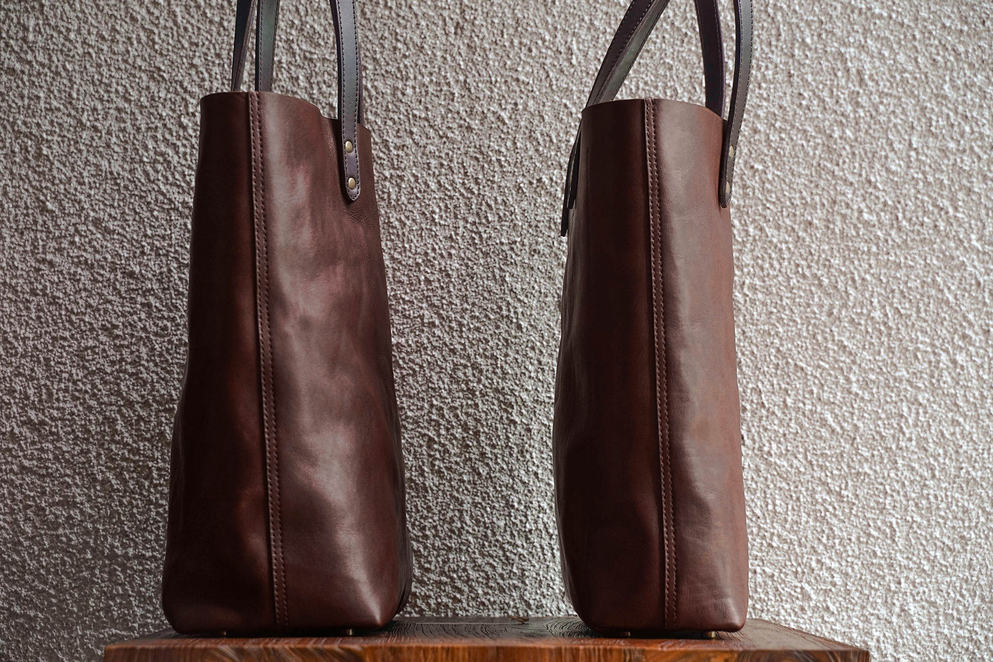 Size comparison between the Work and Slim Tote. The only difference is the thickness. Shown in Fox.